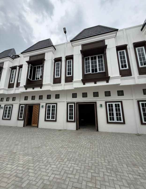dijual villa jalan sei batu gingging