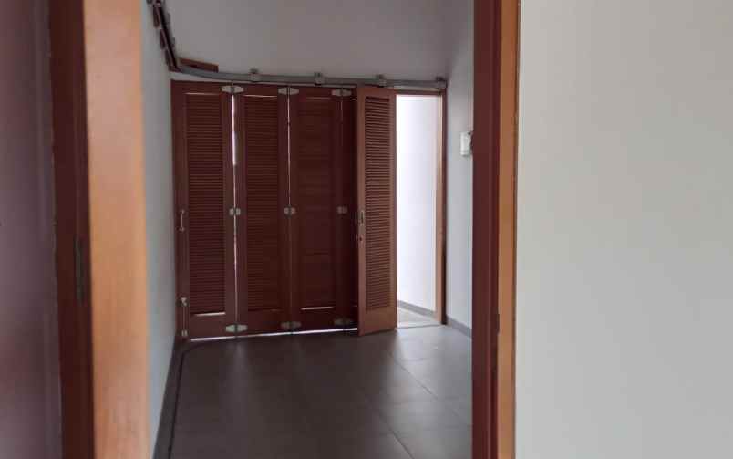 disewakan rumah 3 lantai di pondok bambu jakarta timur