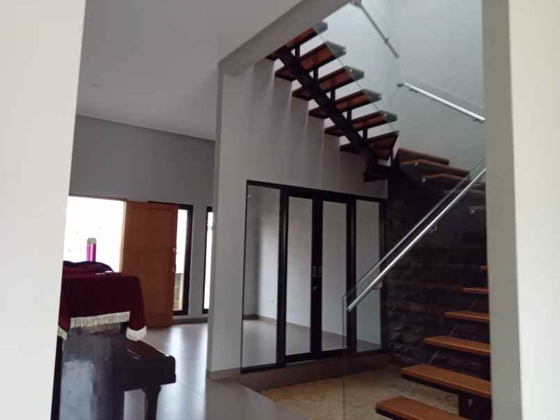 disewakan rumah 3 lantai di pondok bambu jakarta timur
