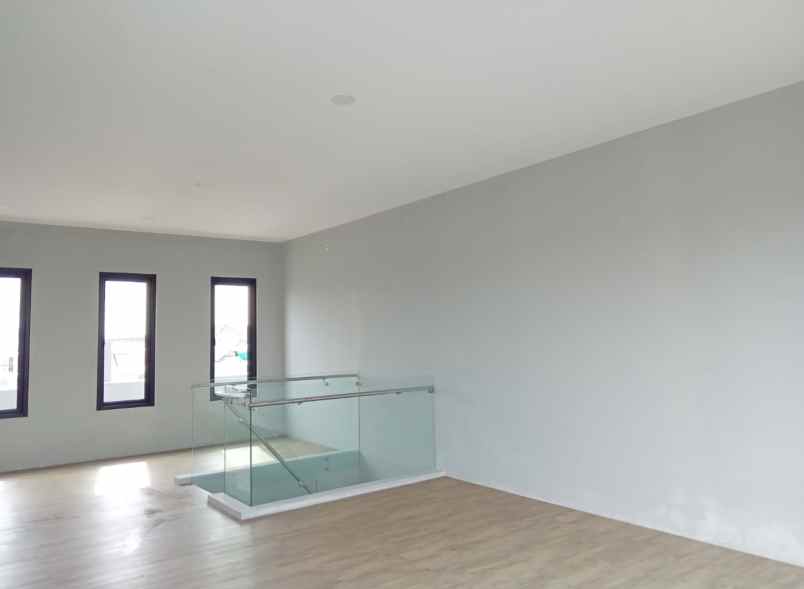 disewakan rumah 3 lantai di pondok bambu jakarta timur