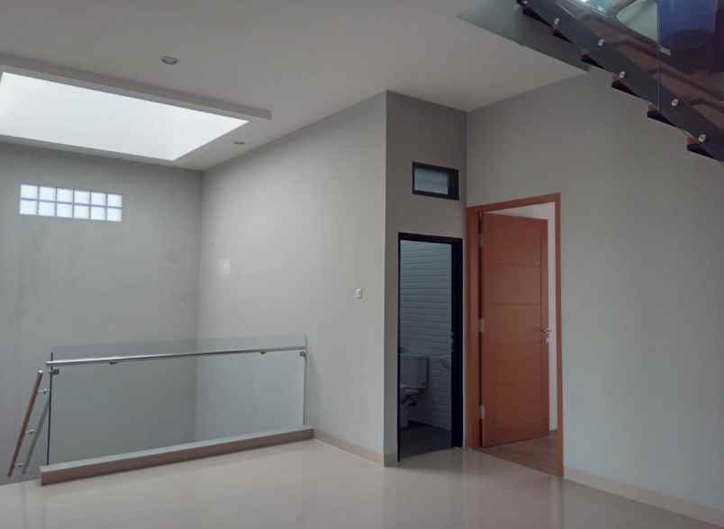 disewakan rumah 3 lantai di pondok bambu jakarta timur