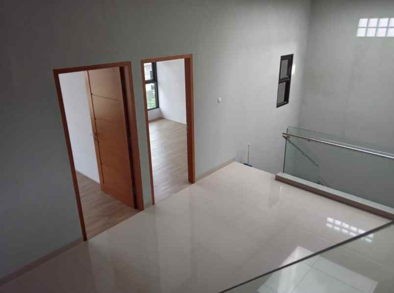 disewakan rumah 3 lantai di pondok bambu jakarta timur
