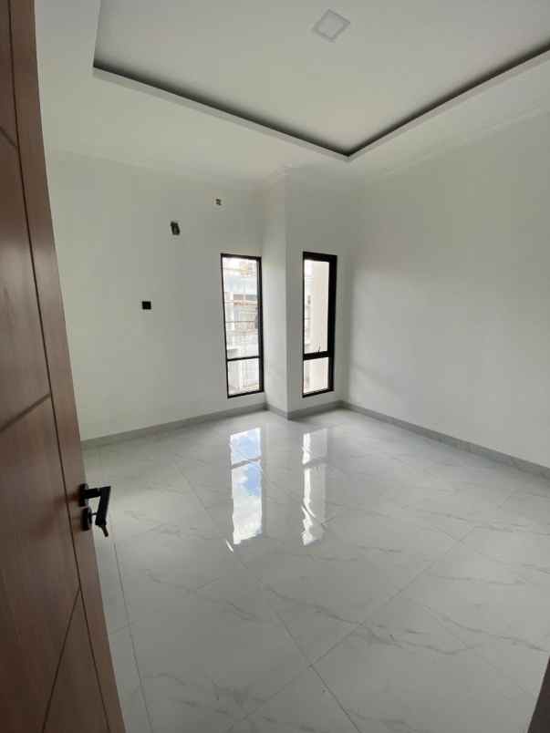 rumah baru 2 lt dekat tol kukusan di beji depok