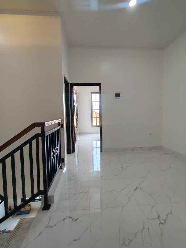 rumah baru siap huni 2 lantai di cipayung jaktim