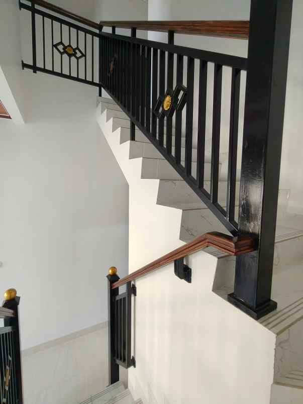 rumah baru siap huni 2 lantai di cipayung jaktim