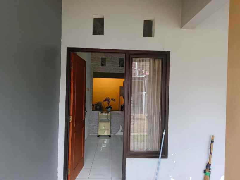 rumah dalam perumahan sawangan permai depok