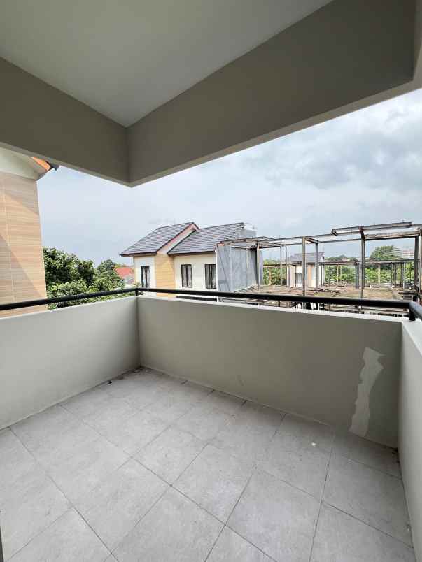 rumah mewah 3 lantai di cipayung jakarta timur