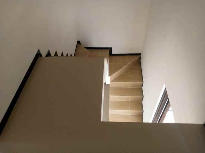 rumah modern 2 lantai 300 juta an di sukun malang