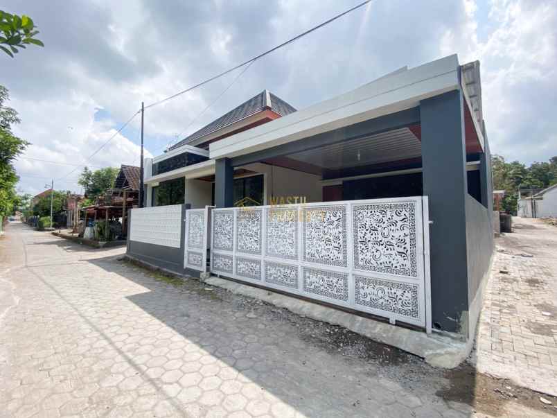 rumah modern siap huni semi furnish di dekat uii