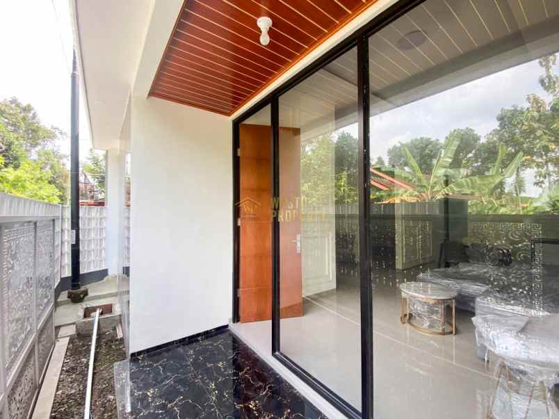 rumah modern siap huni semi furnish di dekat uii