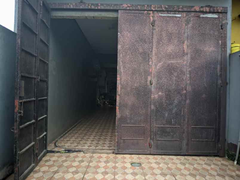 rumah second 3 lantai strategis di cipayung depok