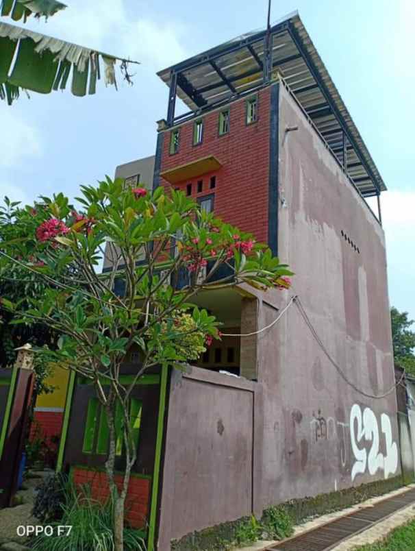 rumah second 3 lantai strategis di cipayung depok