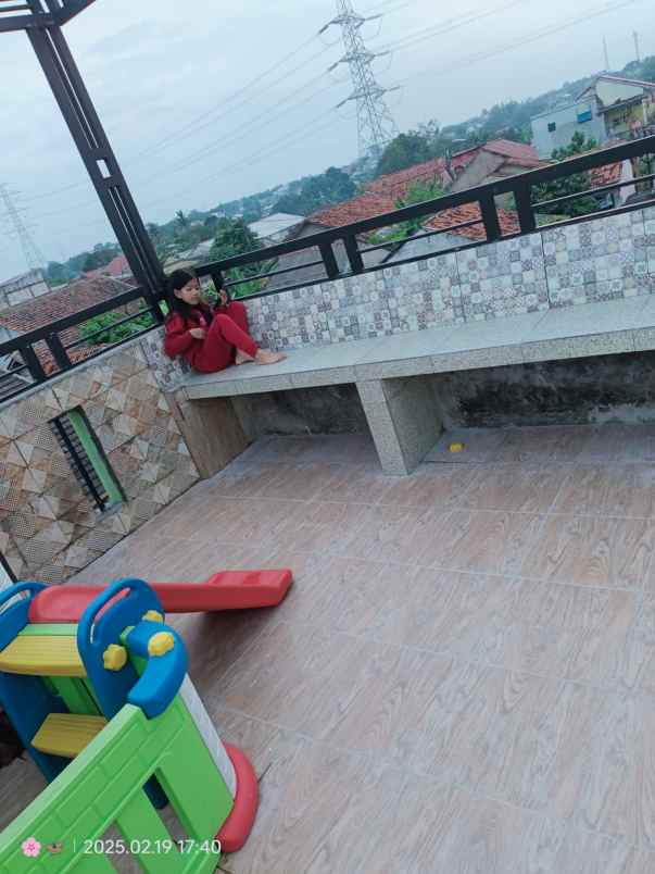 rumah second 3 lantai strategis di cipayung depok