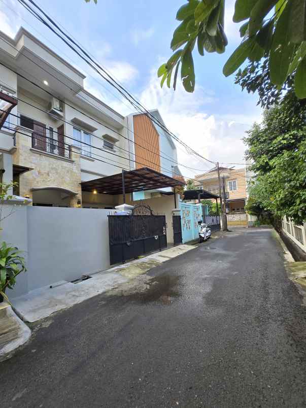 rumah secondary terawat siap huni di duren sawit