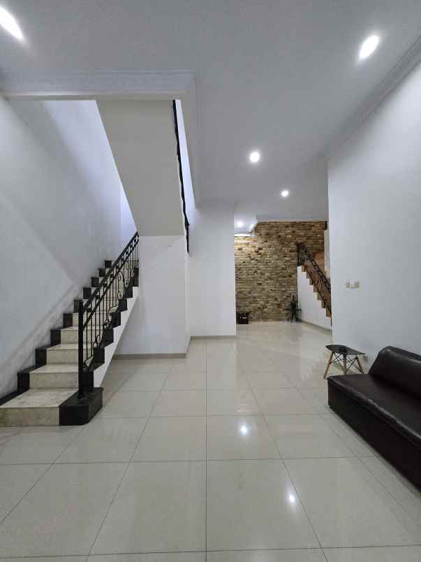 rumah secondary terawat siap huni di duren sawit