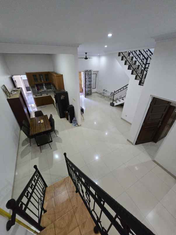 rumah secondary terawat siap huni di duren sawit