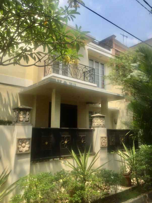 rumah siap huni terawat di pondok indah