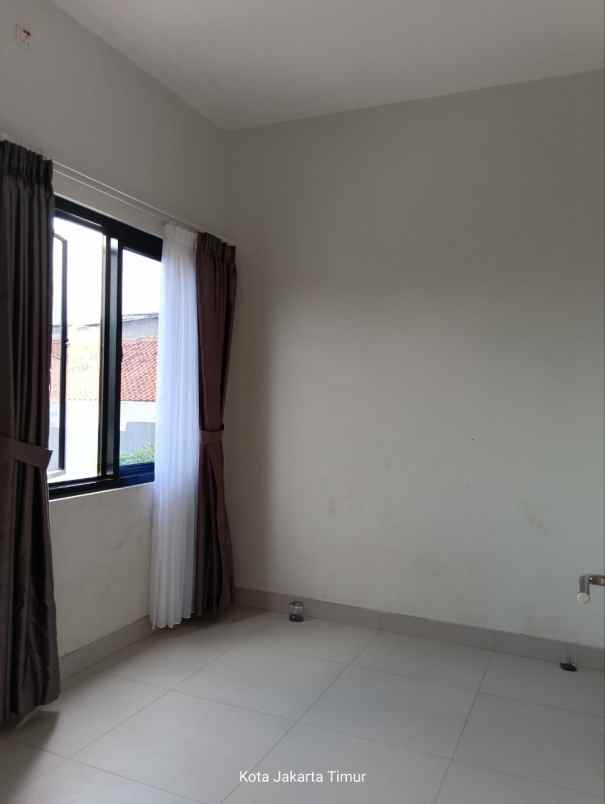 townhouse 2 lantai dekat stasiun lrt ciracas