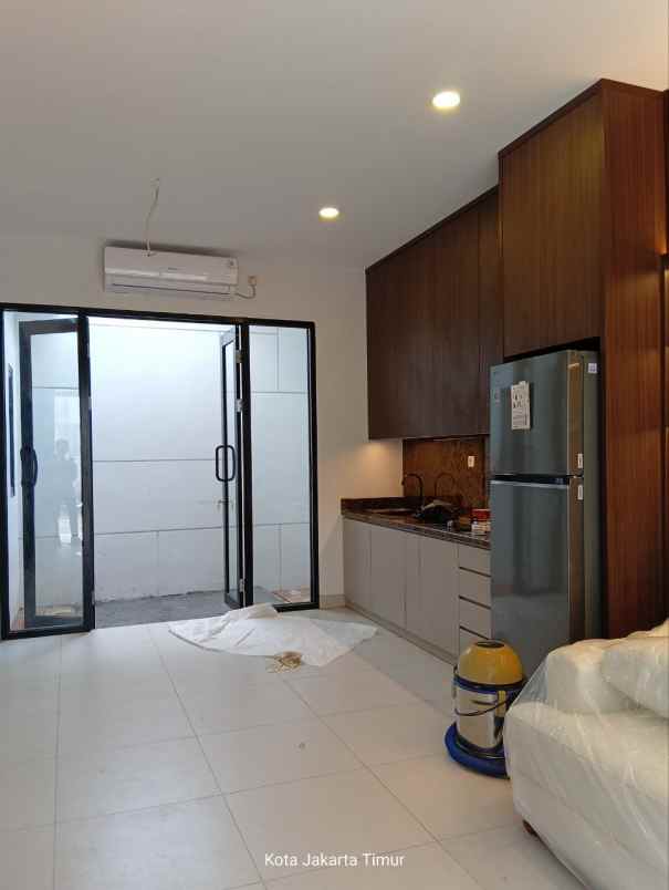 townhouse 2 lantai dekat stasiun lrt ciracas