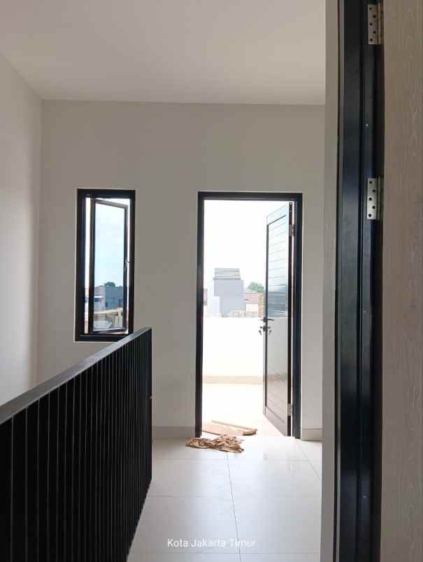 townhouse 2 lantai dekat stasiun lrt ciracas