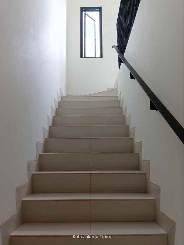 townhouse 2 lantai dekat stasiun lrt ciracas