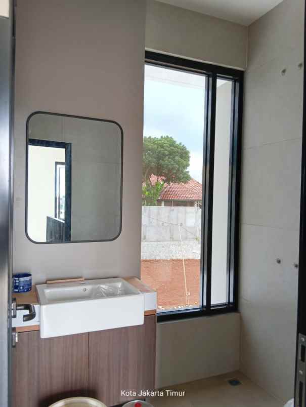 townhouse 2 lantai dekat stasiun lrt ciracas