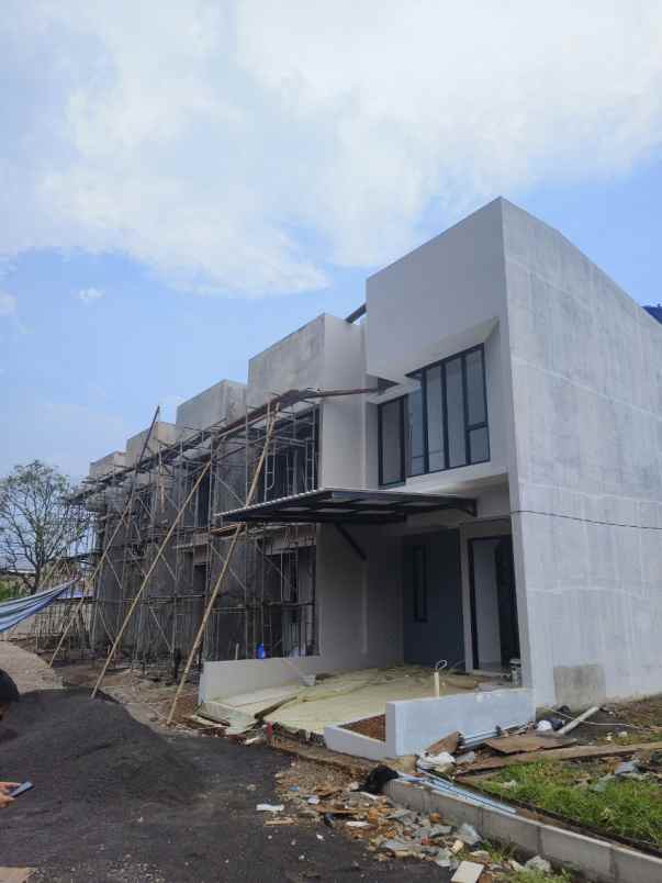 townhouse 2 lantai dekat stasiun lrt ciracas