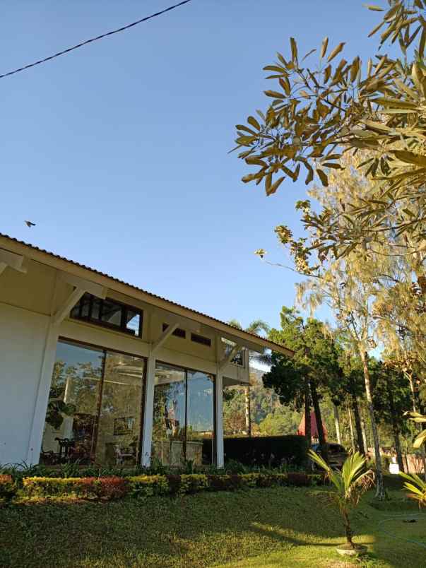 villa trawas di taman ganjaran