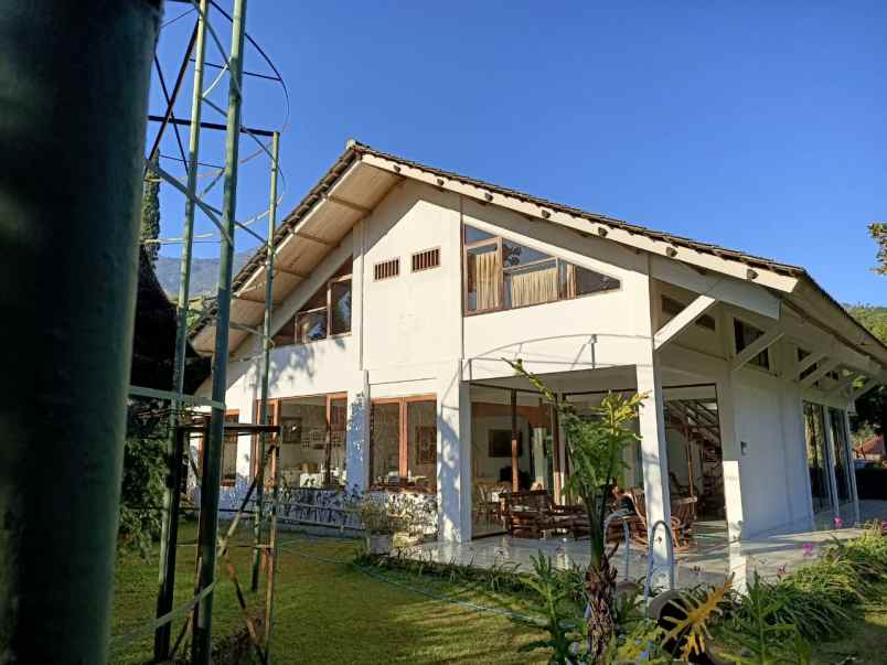 villa trawas di taman ganjaran
