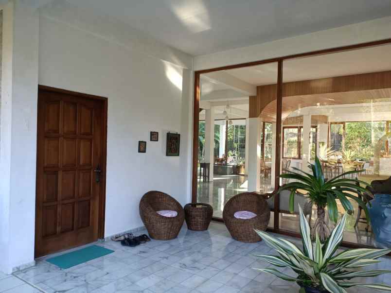 villa trawas di taman ganjaran