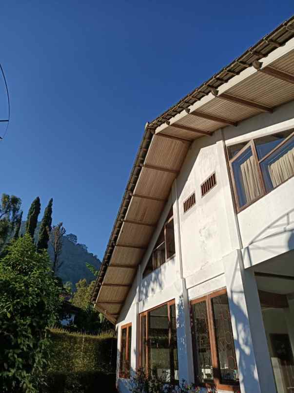 villa trawas di taman ganjaran