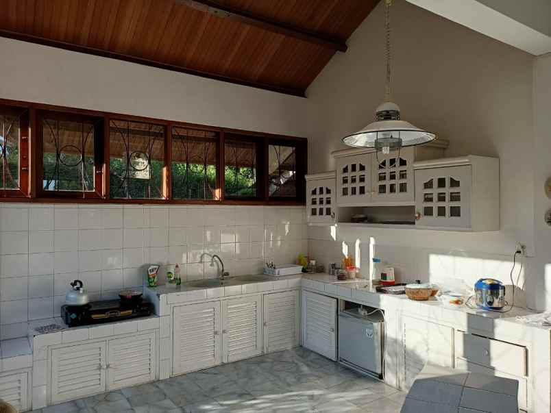 villa trawas di taman ganjaran
