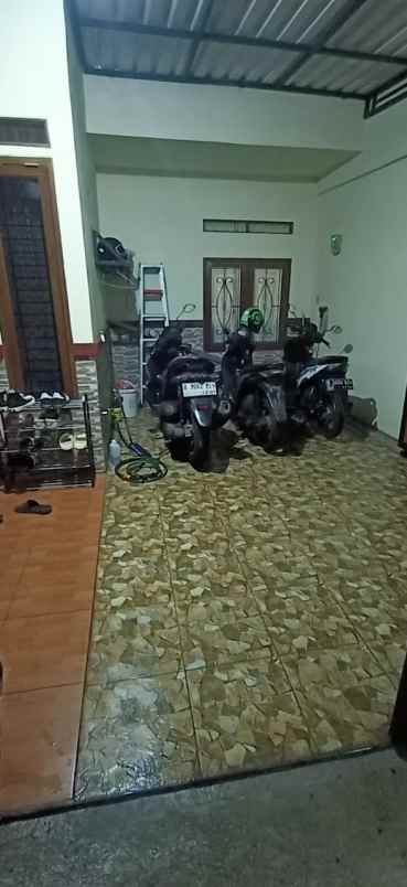dijual butuh murah rumah 2 lantai di sukmajaya depok