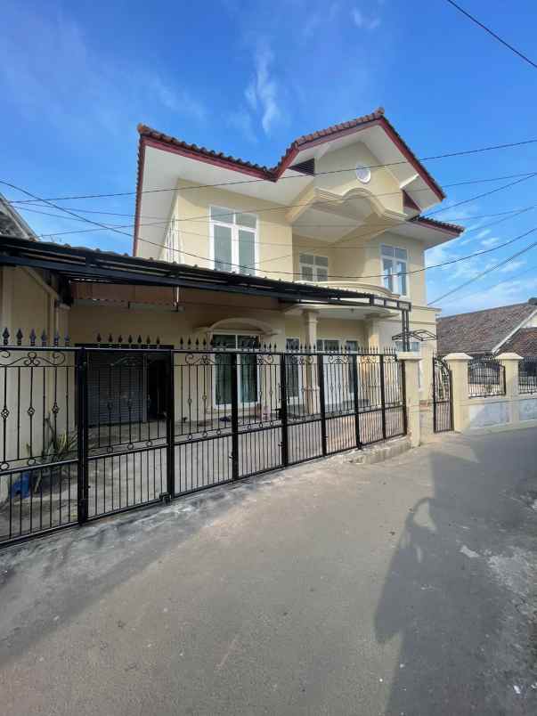 dijual cepat rumah 2 lantai di beji depok