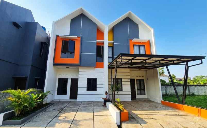 dijual rumah 2 lantai hook ready 3kt 2km cibinong