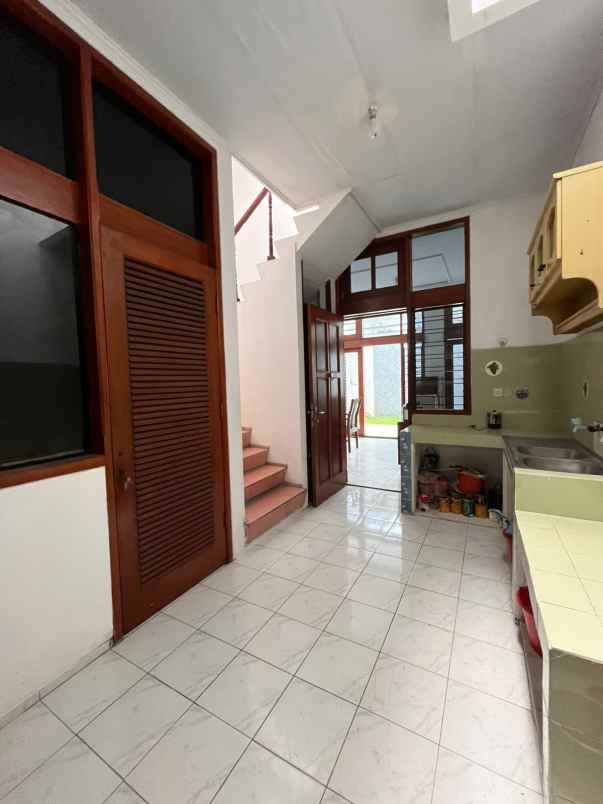 dijual rumah 2 lantai nyaman strategi dan siap huni