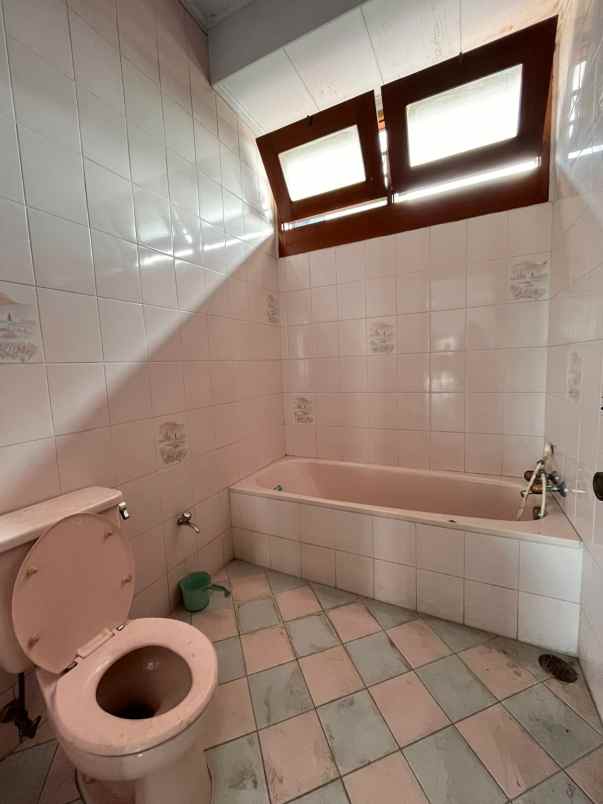 dijual rumah 2 lantai nyaman strategi dan siap huni