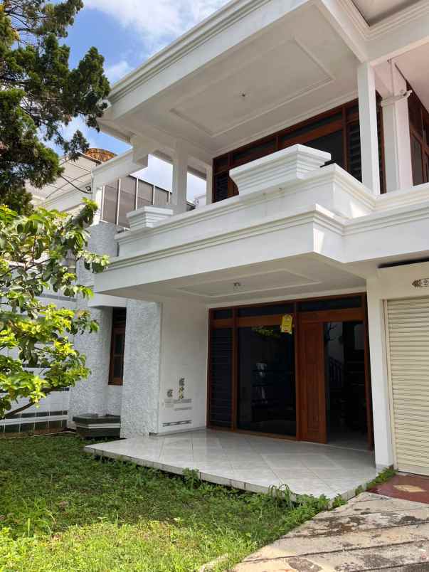 dijual rumah 2 lantai nyaman strategi dan siap huni