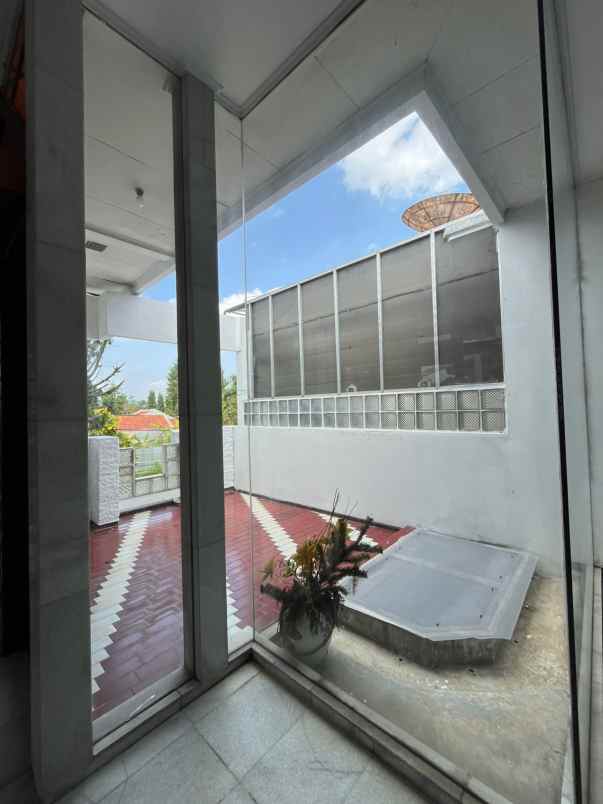 dijual rumah 2 lantai nyaman strategi dan siap huni