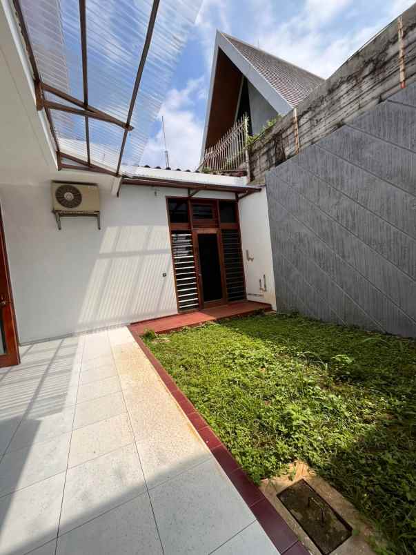 dijual rumah 2 lantai nyaman strategi dan siap huni