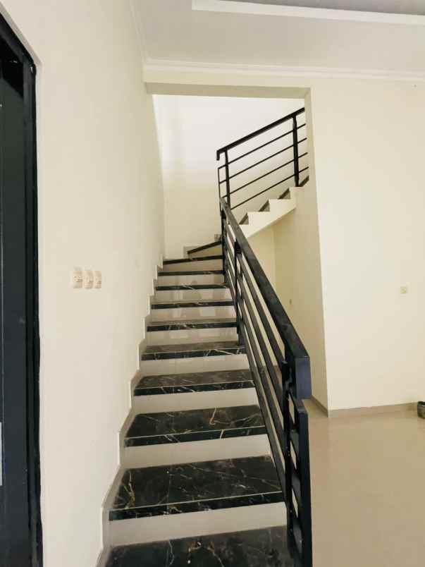 dijual rumah 2lt medokan ayu tambak surabaya timur