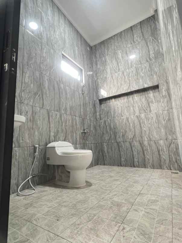dijual rumah babatan pantai