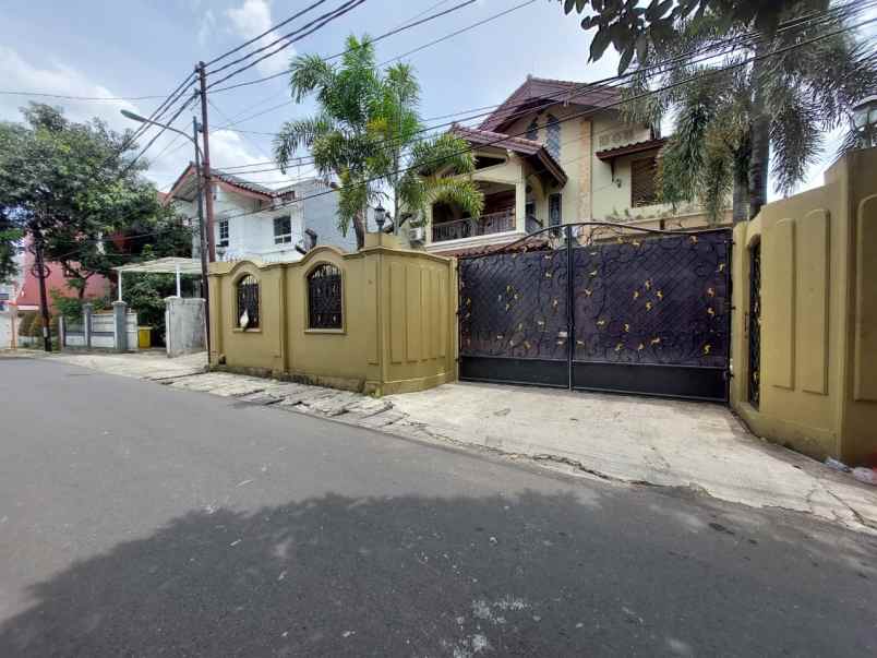 dijual rumah bambu apus