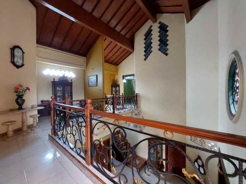 dijual rumah bambu apus