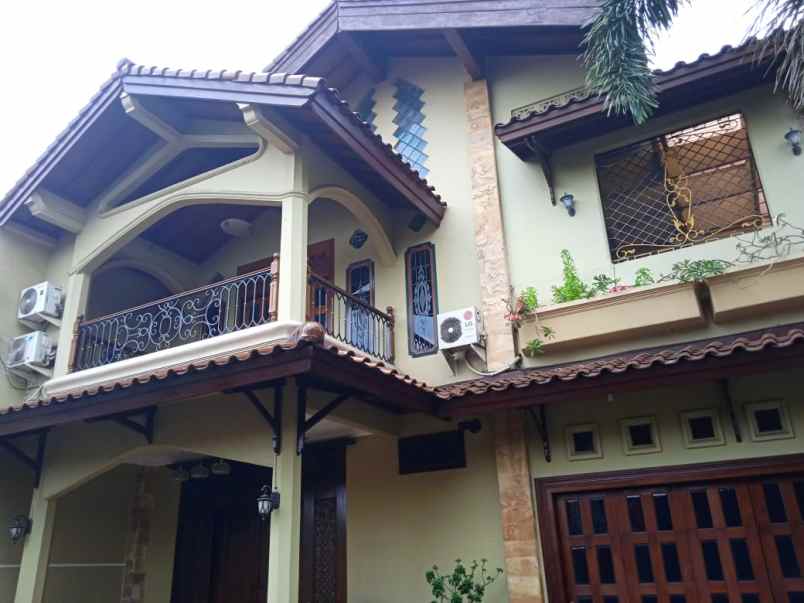 dijual rumah bambu apus