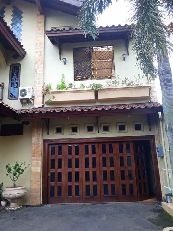 dijual rumah bambu apus