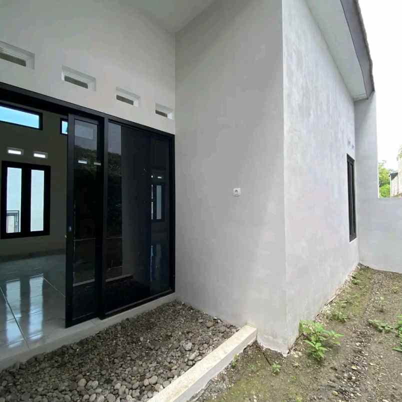 dijual rumah belakang umy