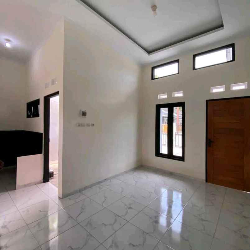 dijual rumah belakang umy