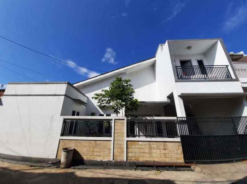 dijual rumah cipamokolan