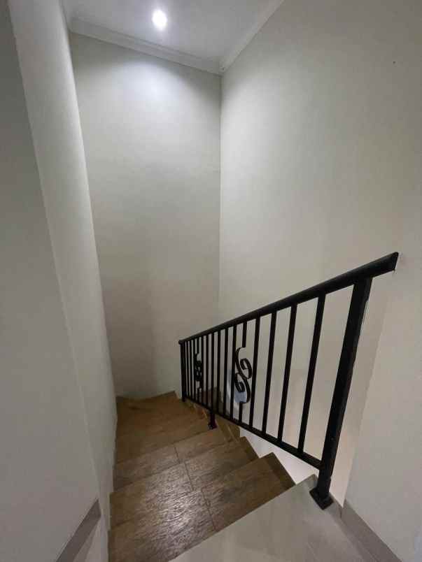 dijual rumah cirendeu